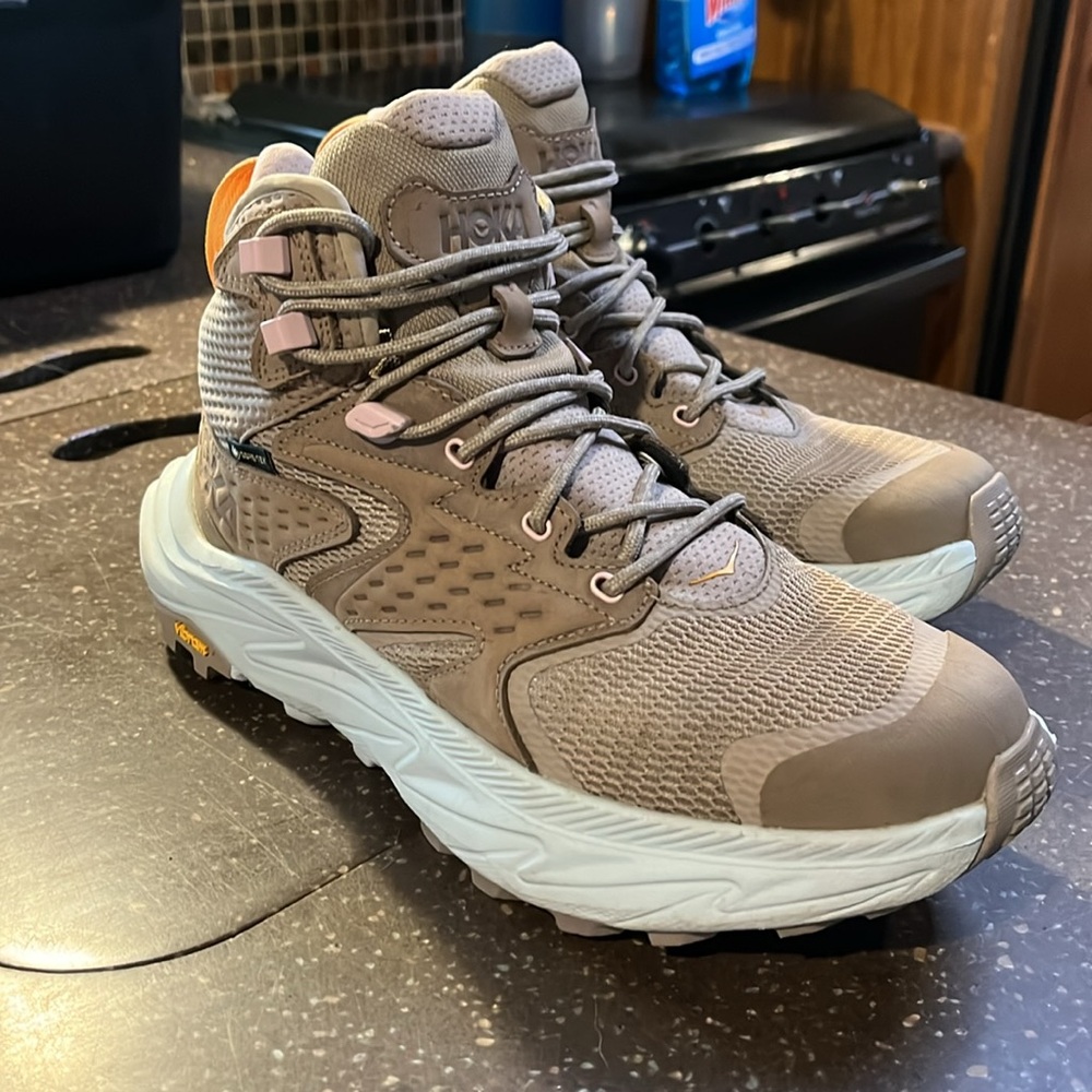 Hoka hiking boots women’s